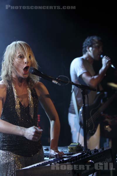 METRIC - 2009-05-04 - PARIS - La Maroquinerie - Emily Haines - Joshua Winstead